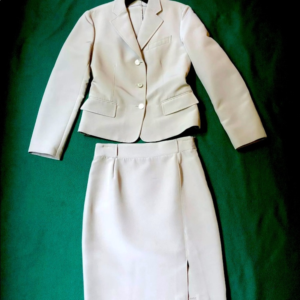 Beautiful Authentic Gucci Silk Suit size 42